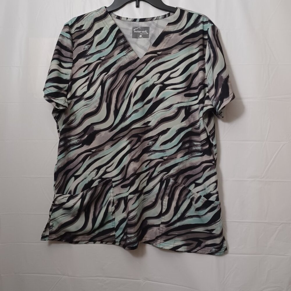 BUTTER SOFT STRETCH ZEBRA PATTERN SCRUB TOP SIZE LARGE